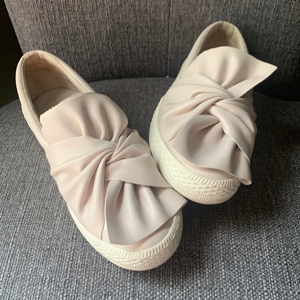 Memory foam casual shoe